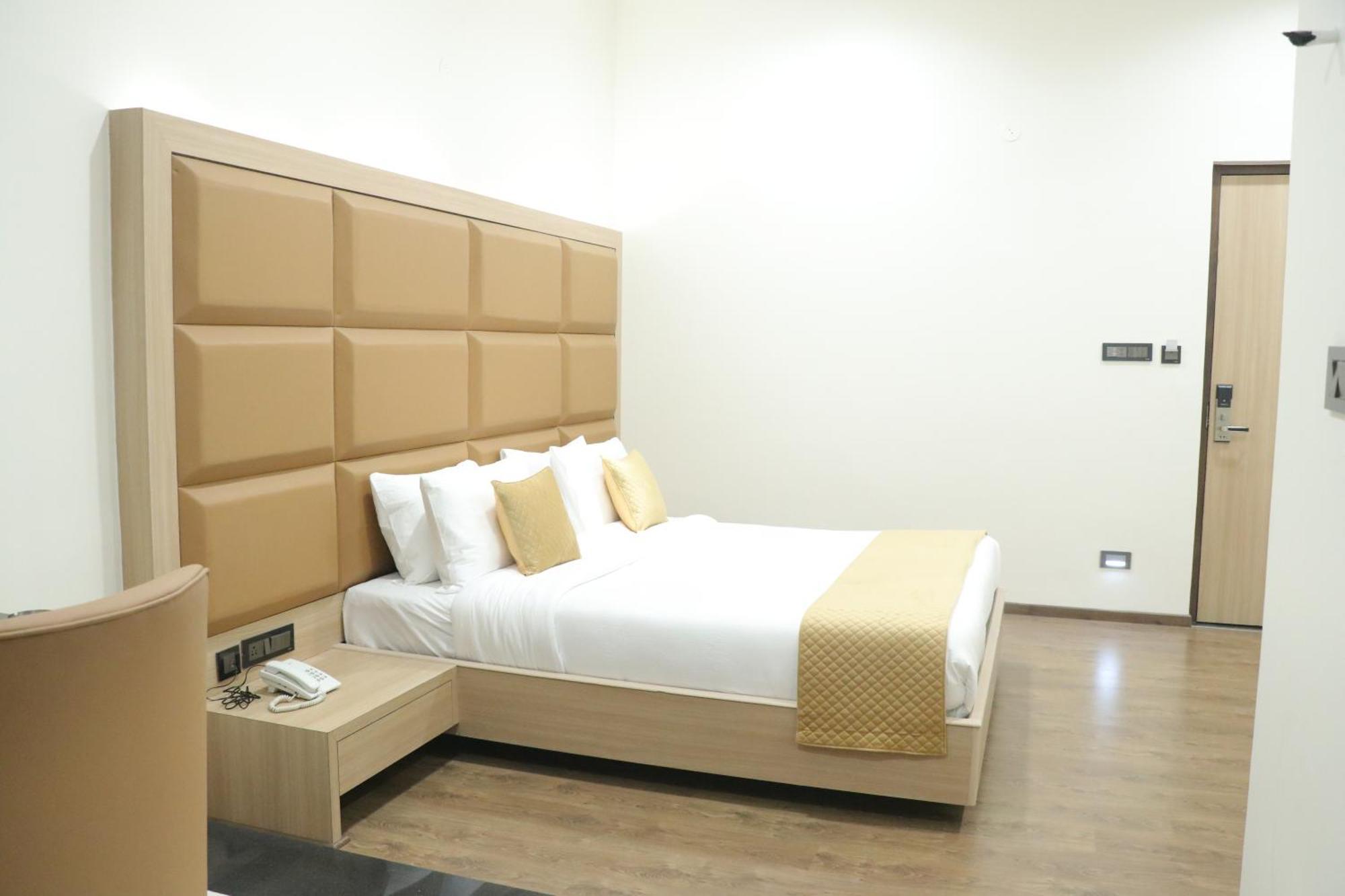 מלון Una  Pt Moolraj Residency מראה חיצוני תמונה