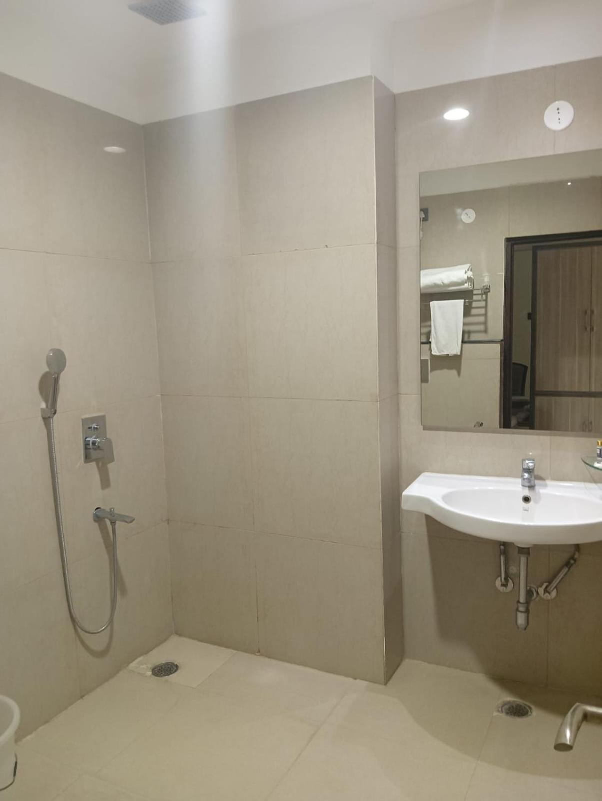מלון Una  Pt Moolraj Residency מראה חיצוני תמונה